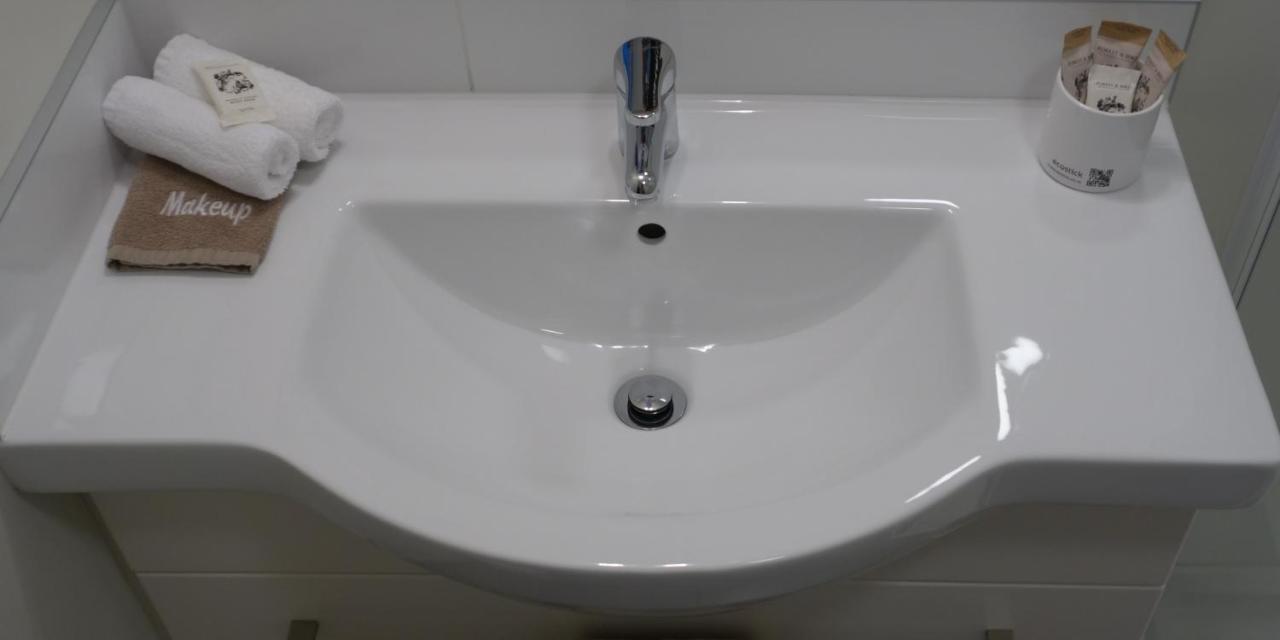 Large One-Bedroom Apartment,960832984:JPEG
