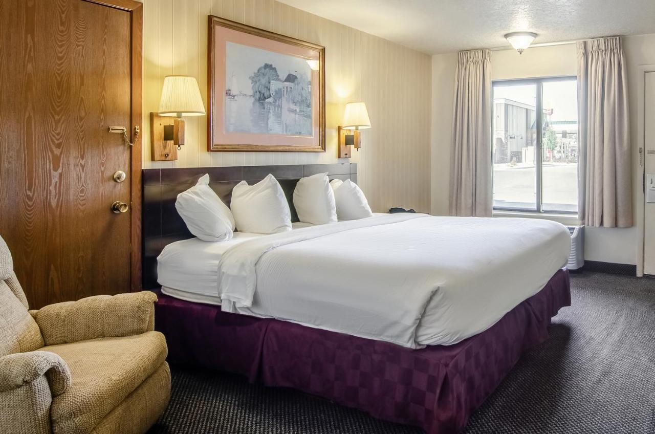 One King Bed Accessible Non-Smoking