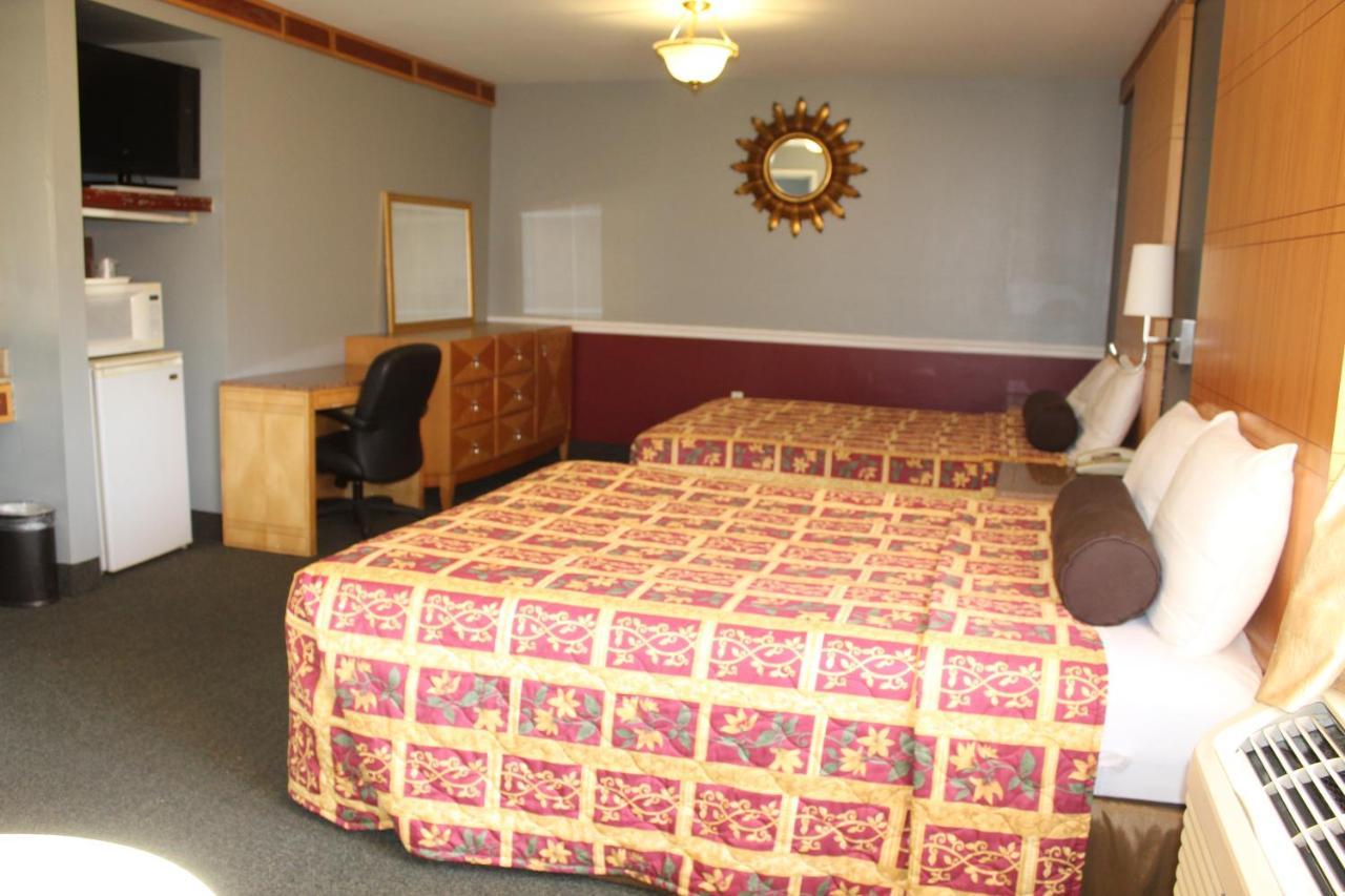 Queen room with 2 Queen beds Smoking
