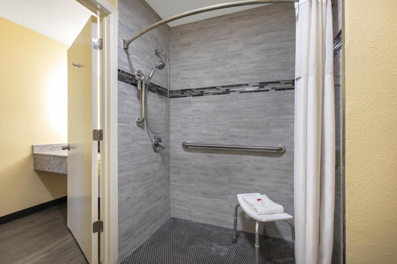 King Room with Roll-In Shower - Mobility Access/Non-Smoking