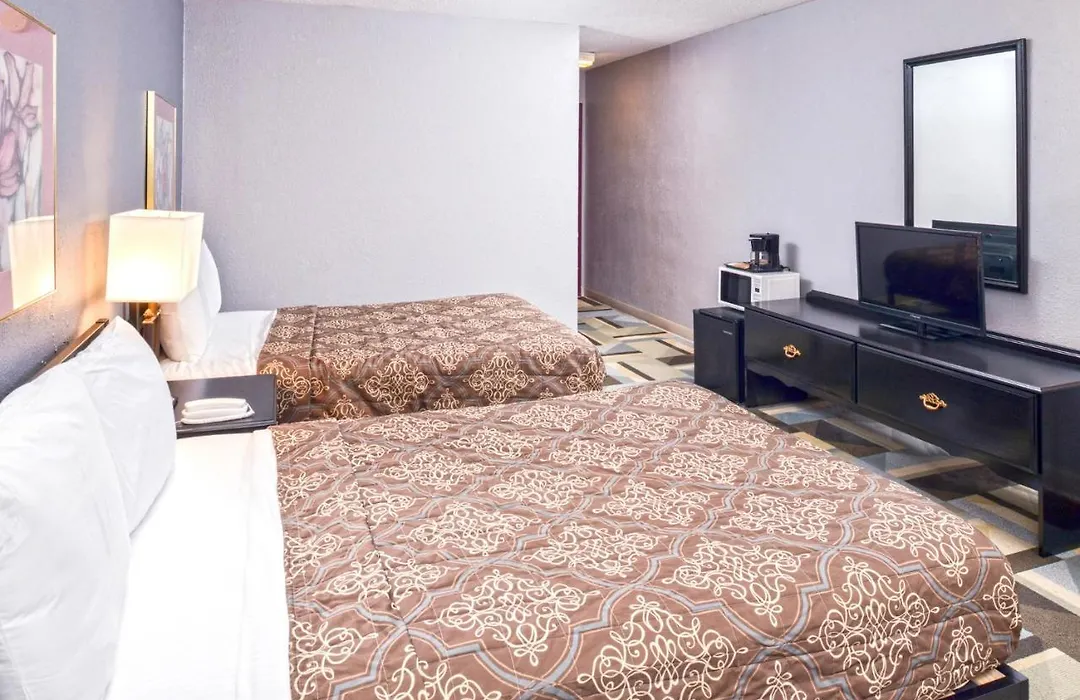 Country Garden & Suites-Benton-1