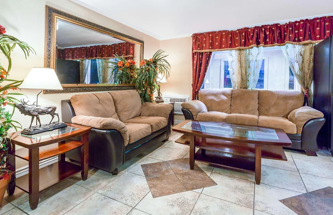 Super 8 By Wyndham Colorado Springs/Chestnut Street-1