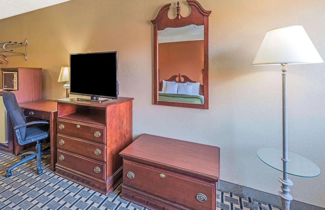Days Inn By Wyndham Hurstbourne-1