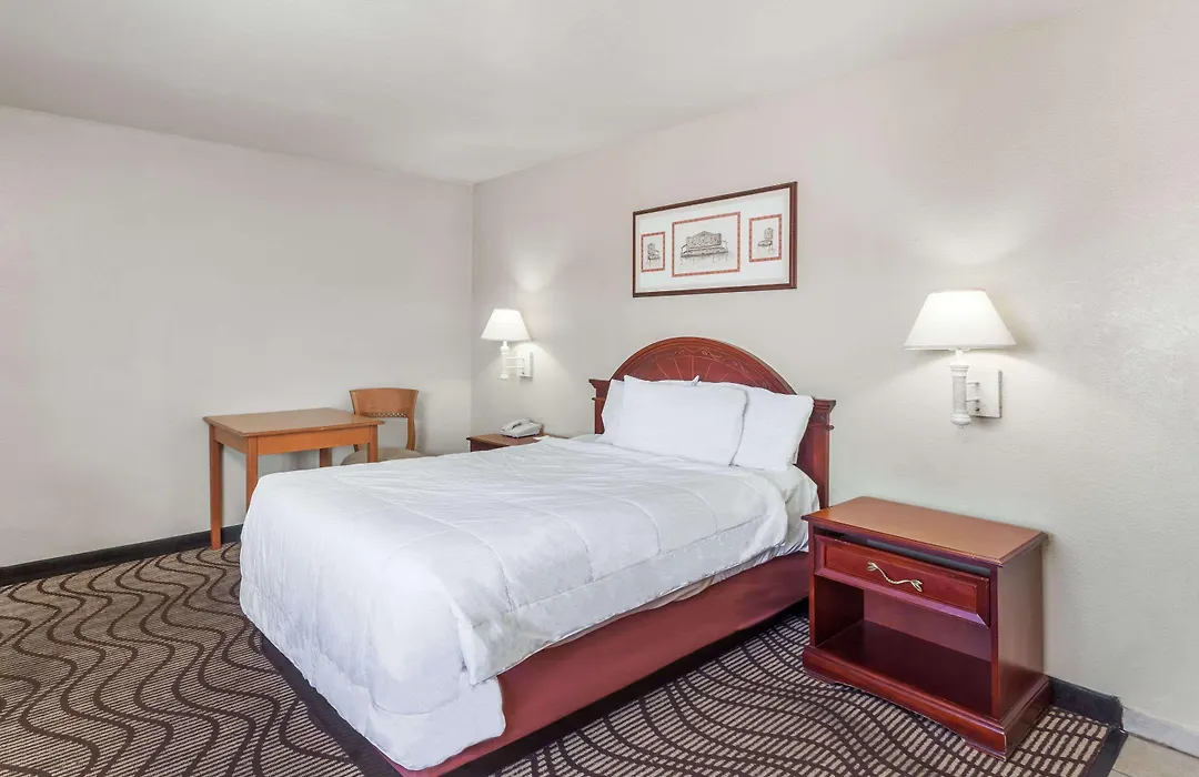 Travelodge By Wyndham Victorville-1