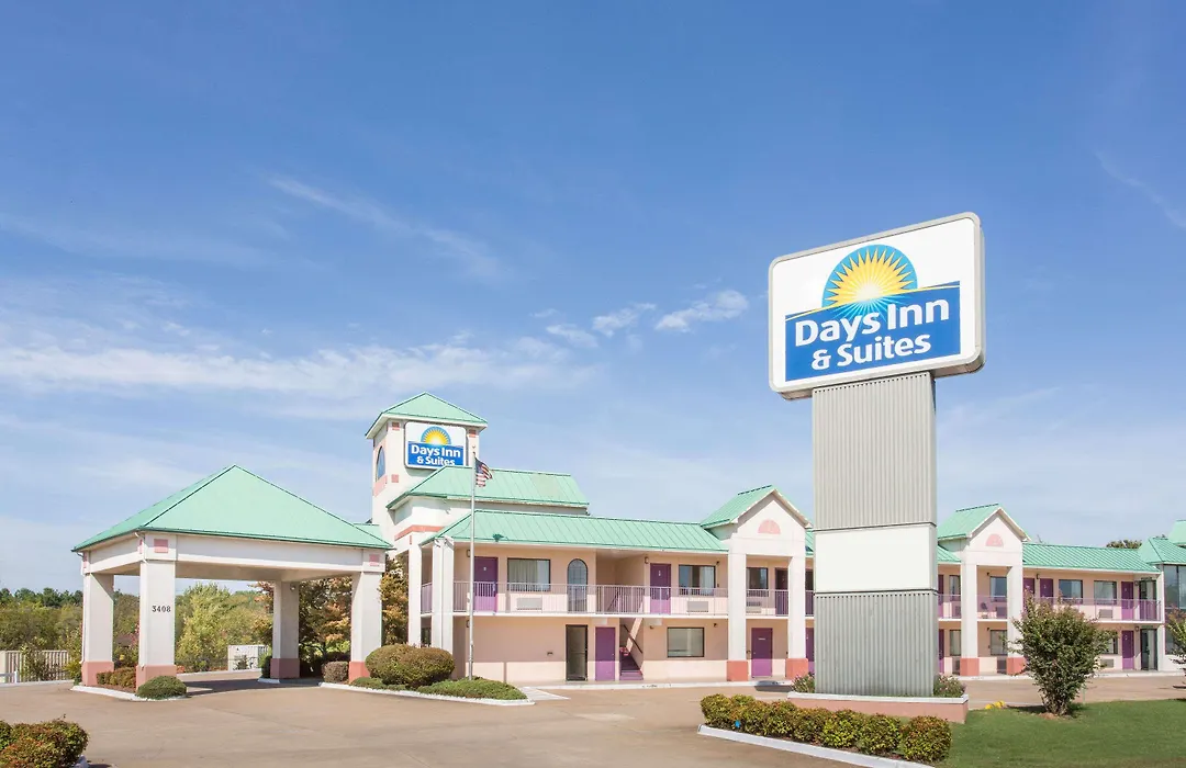Days Inn & Suites By Wyndham Bentonville-1