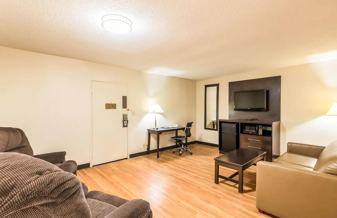 Colby Inn And Suites-1