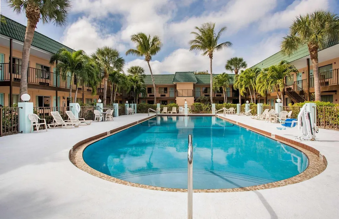 Super 8 By Wyndham North Palm Beach-1