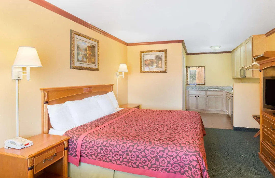 Days Inn By Wyndham King City-1