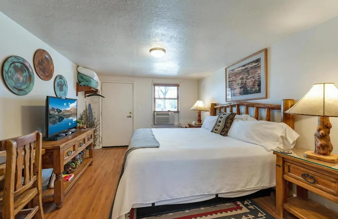 Stone Lizard Lodge-1