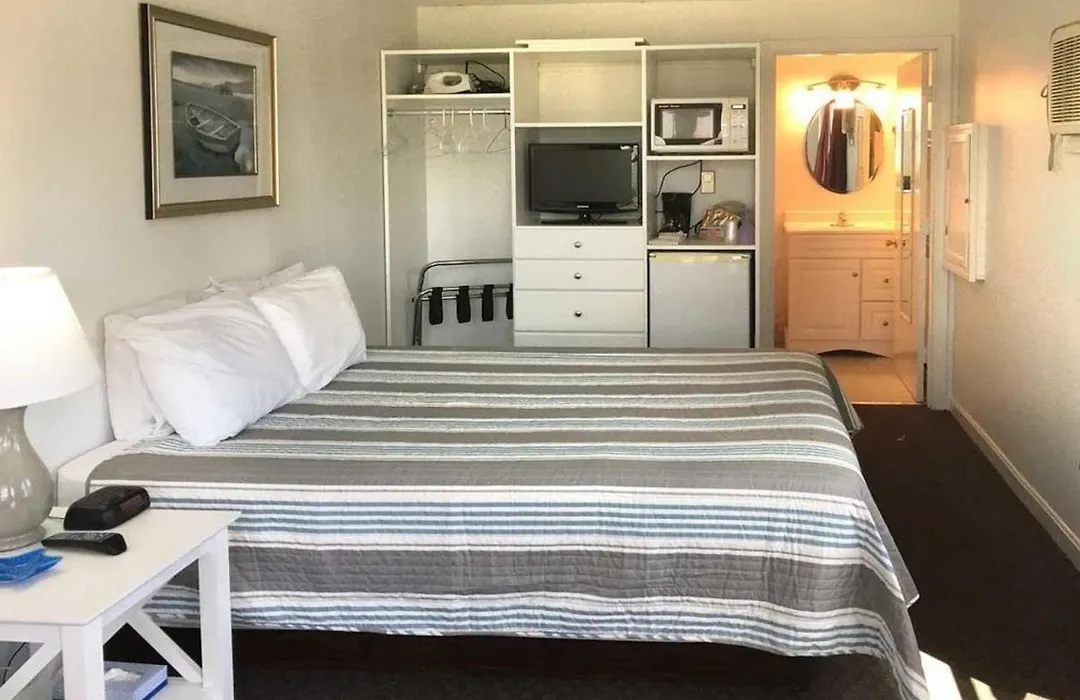 Carriage House Motel Cottages & Suites-1