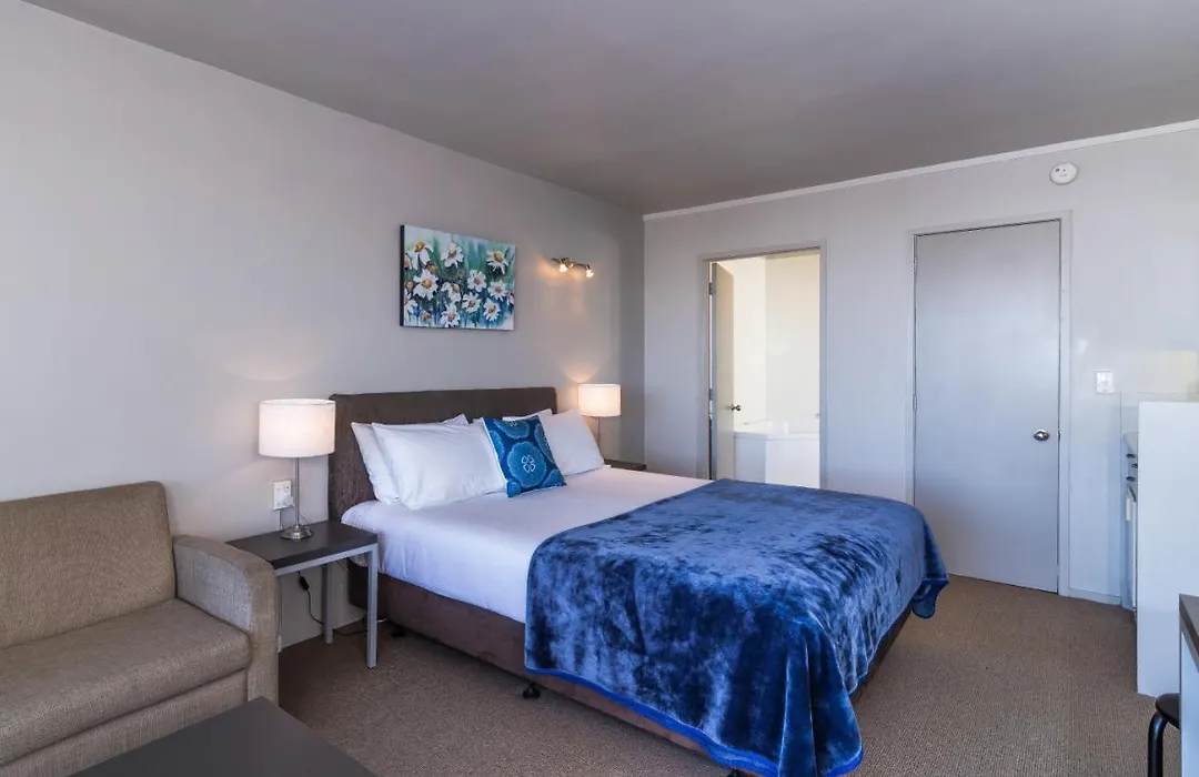 Twin Peaks Lakeside Inn-1