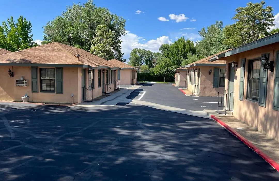 Bishop Elms Motel-1