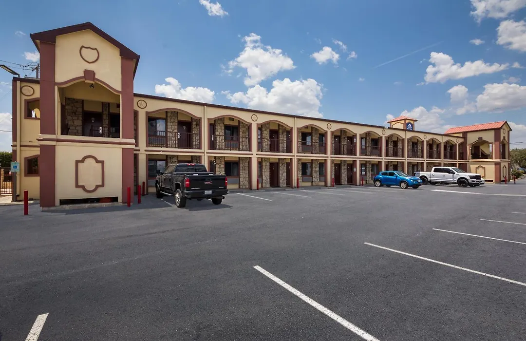 Americas Best Value Inn Buda-1