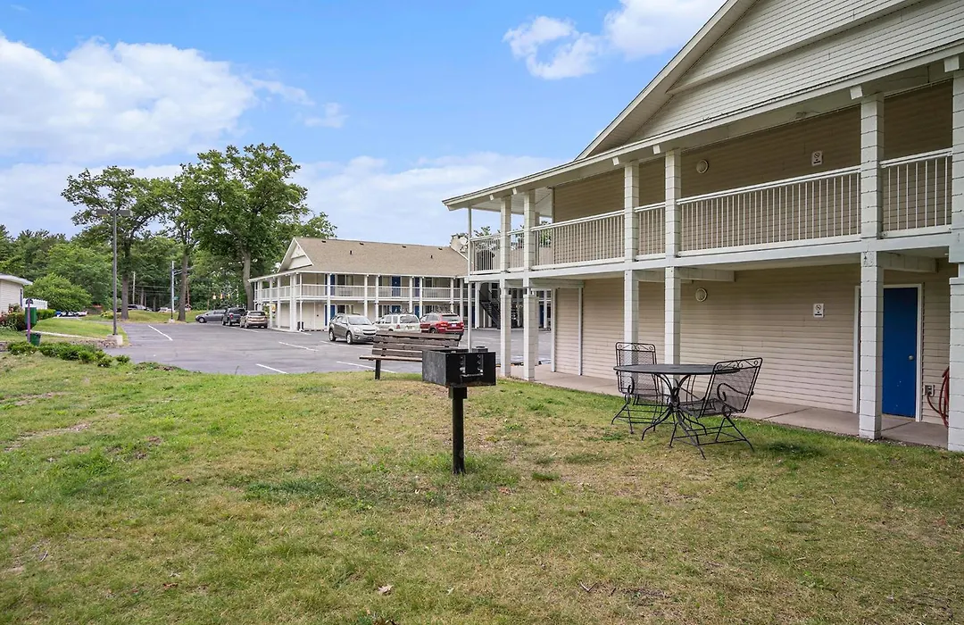 Travelodge By Wyndham Traverse City Mi-1