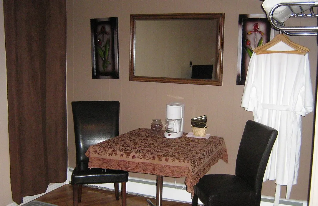 Parkway Motel & European Lodges-1