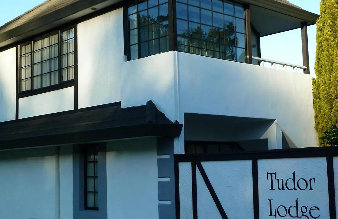 Tudor Lodge Motel-1