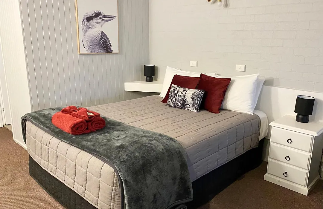 Country Roads Motor Inn-1