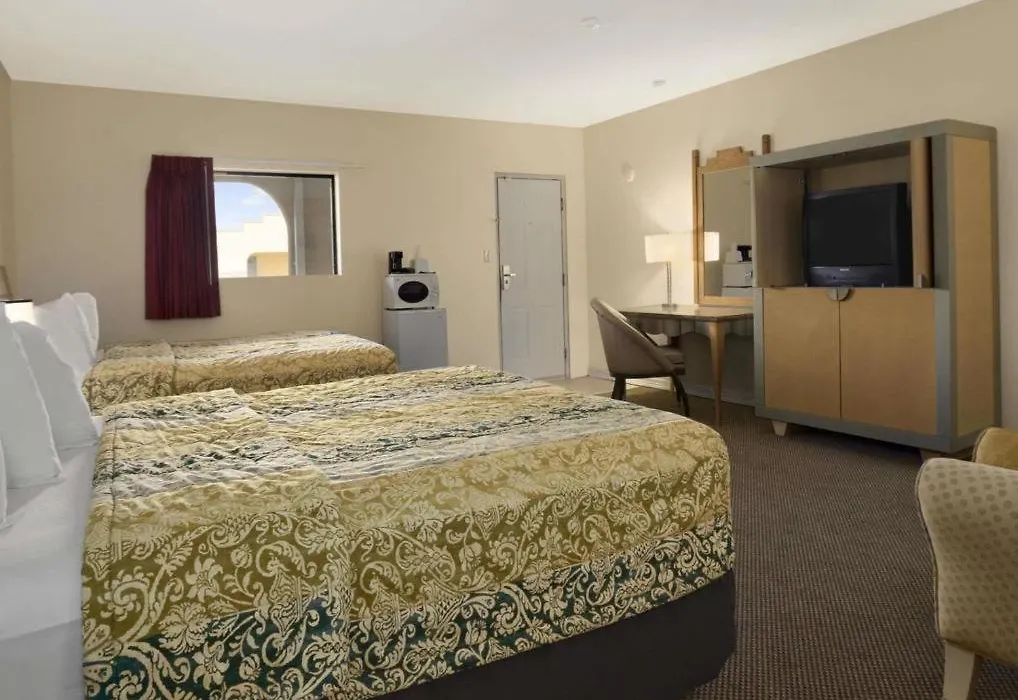 Travelodge By Wyndham Clovis-1