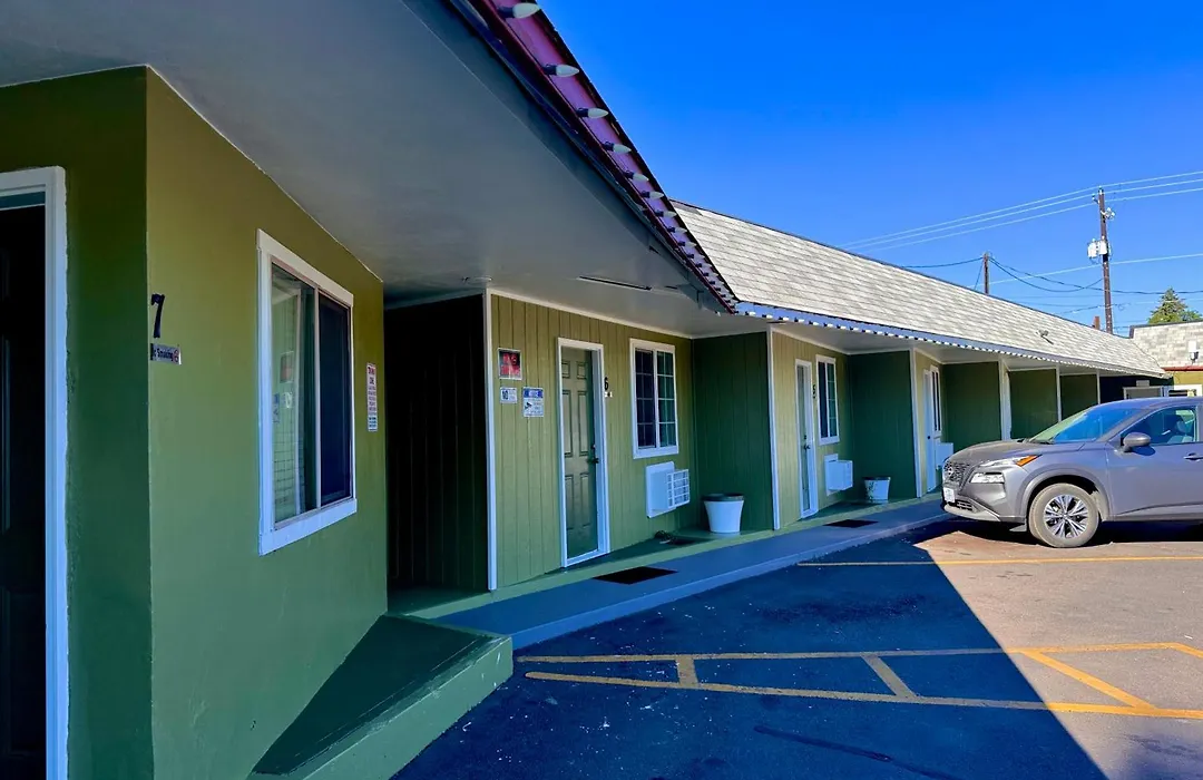 Chalet Motel - Affordable Stay In Central Bend-1