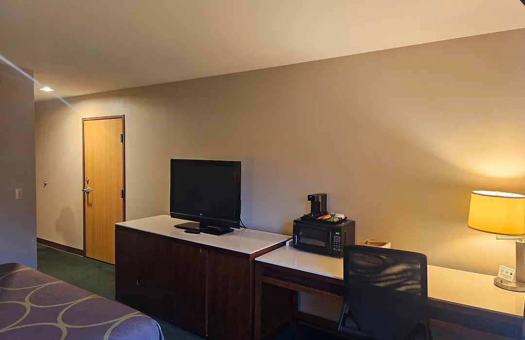 Super 8 By Wyndham Ava-1