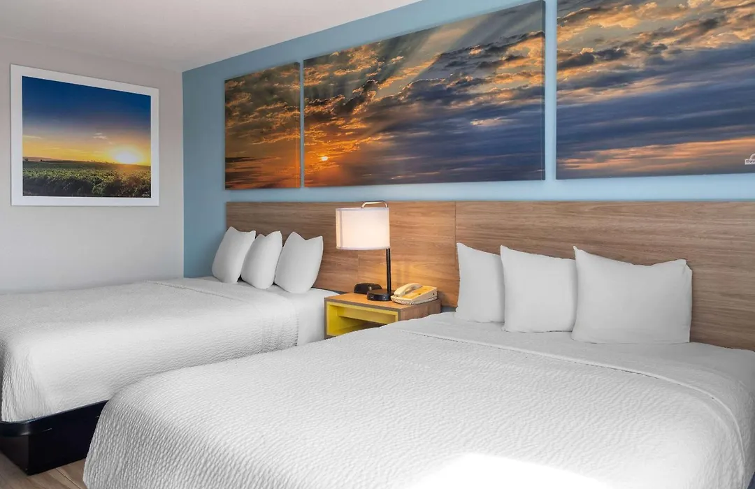 Days Inn By Wyndham Neenah-1