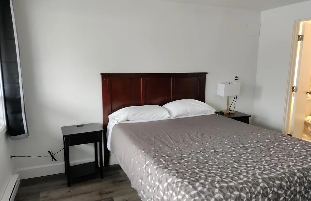 Eight Bar B Motel-1