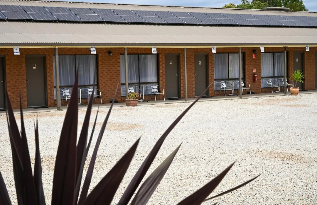 Holbrook Town Centre Motor Inn-1