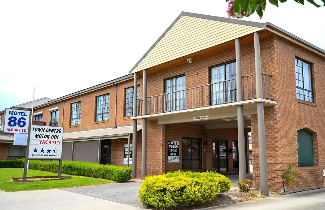 Holbrook Town Centre Motor Inn-1