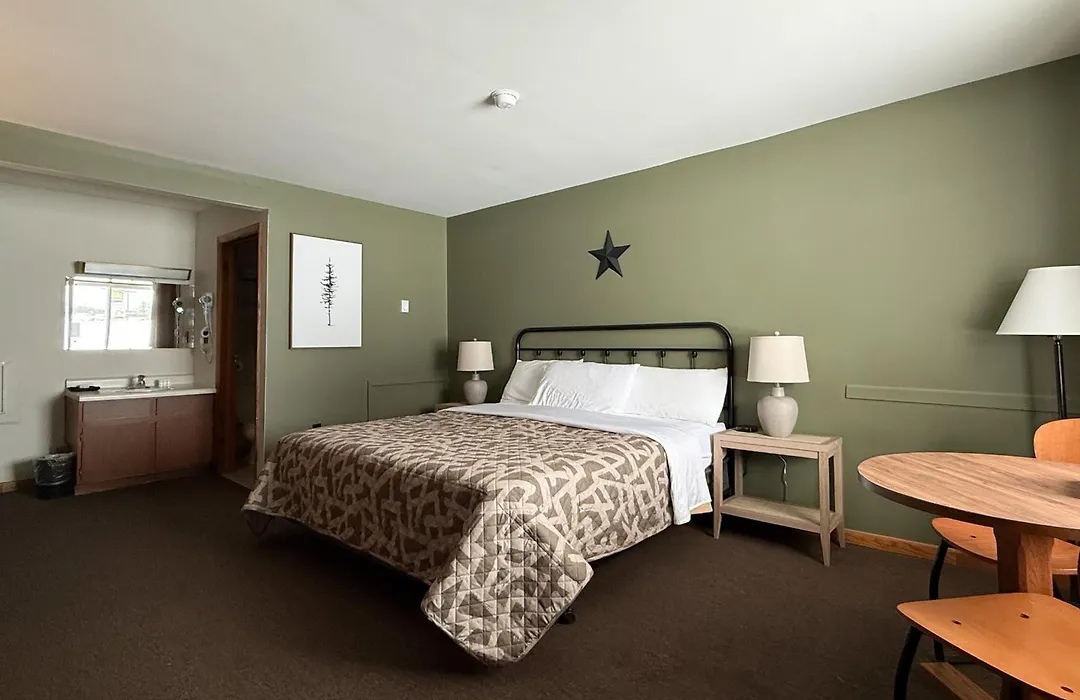 The Trail Inn - Newberry, Mi - Formerly Knollwood Inn - 13467 M-28-1