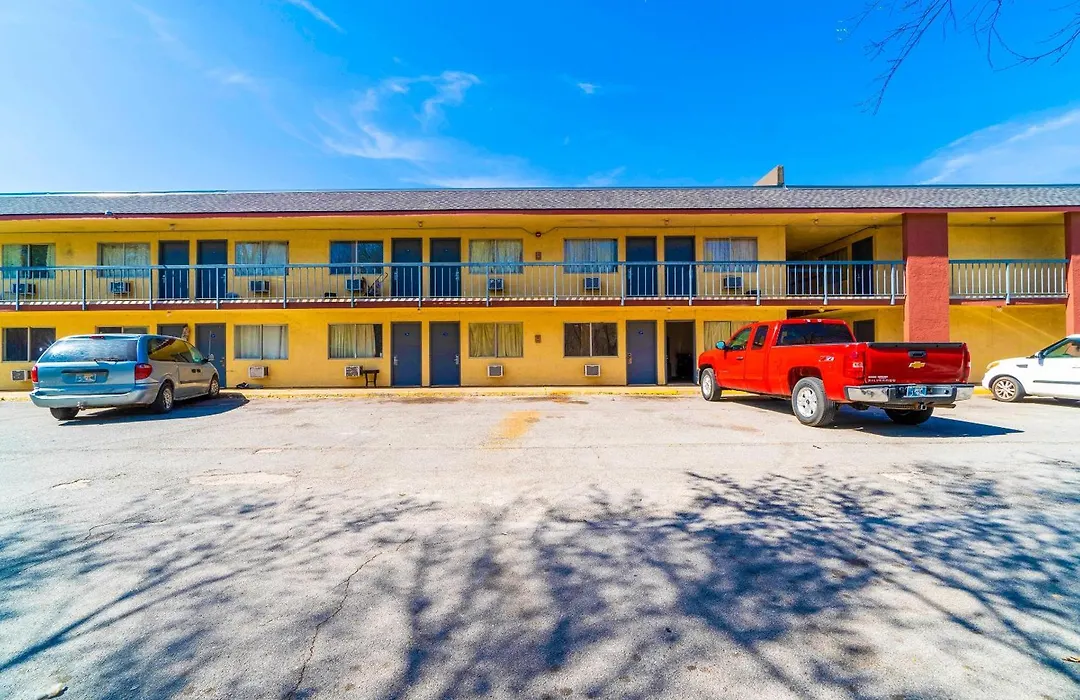 Castle Inn & Suites By Oyo Chickasha-1