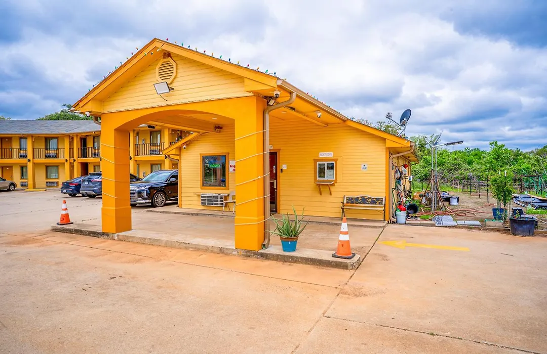 Regency Inn By Oyo Rockdale Tx-1