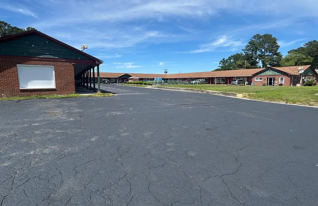 Queen Elizabeth Motel-1