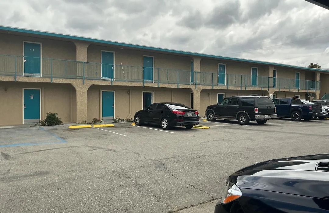 Crzy 8 Motel-1