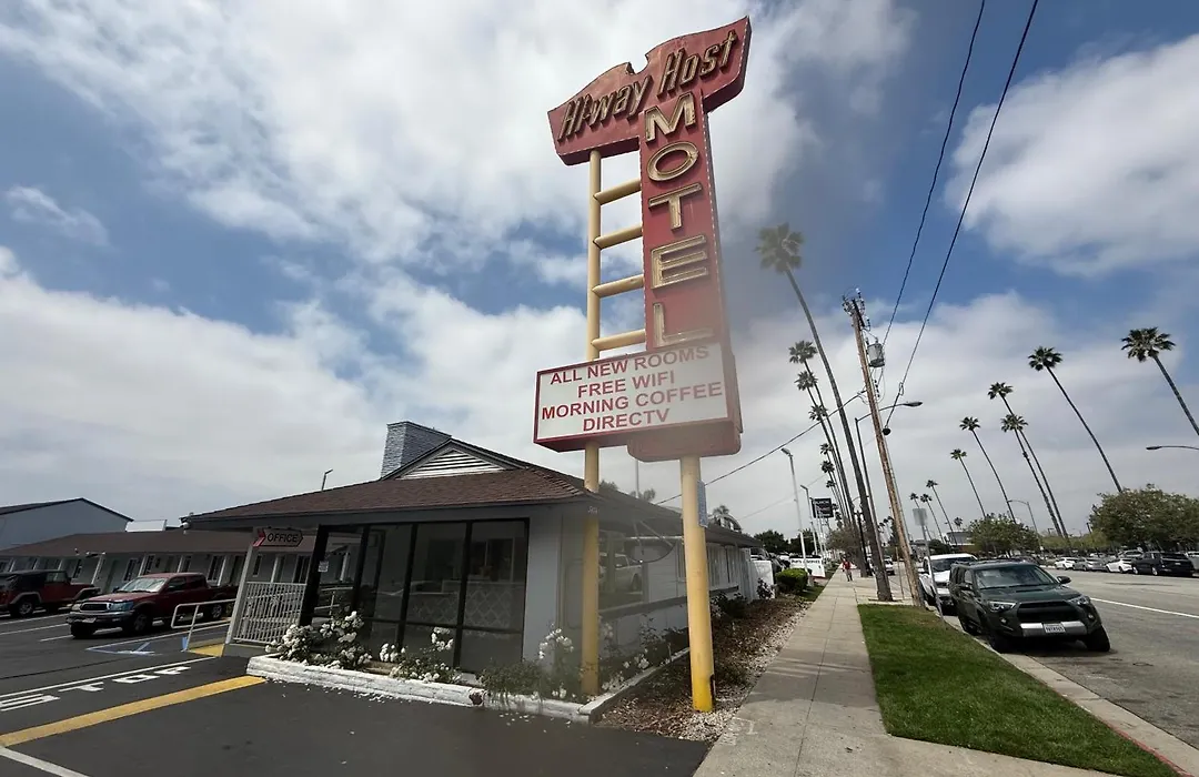 Hi-Way Host Motel-1