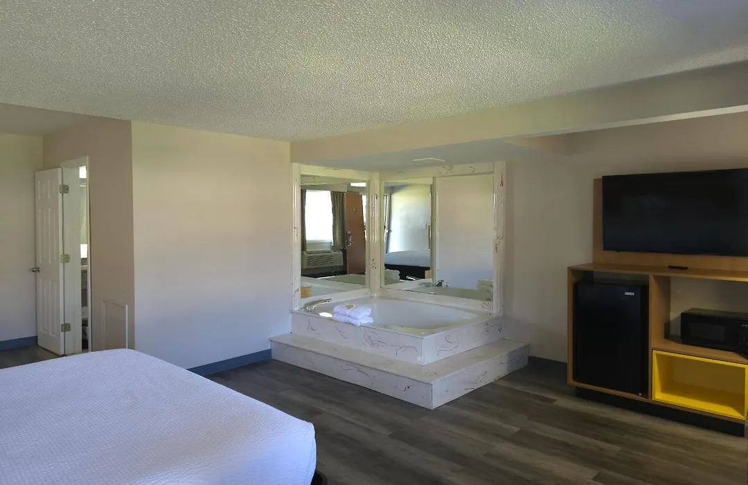 Days Inn And Suites By Wyndham Port Huron-1