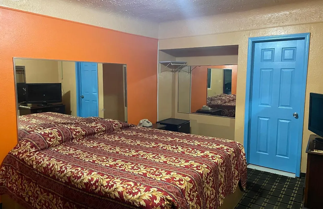 Deluxe Inn Motel-1