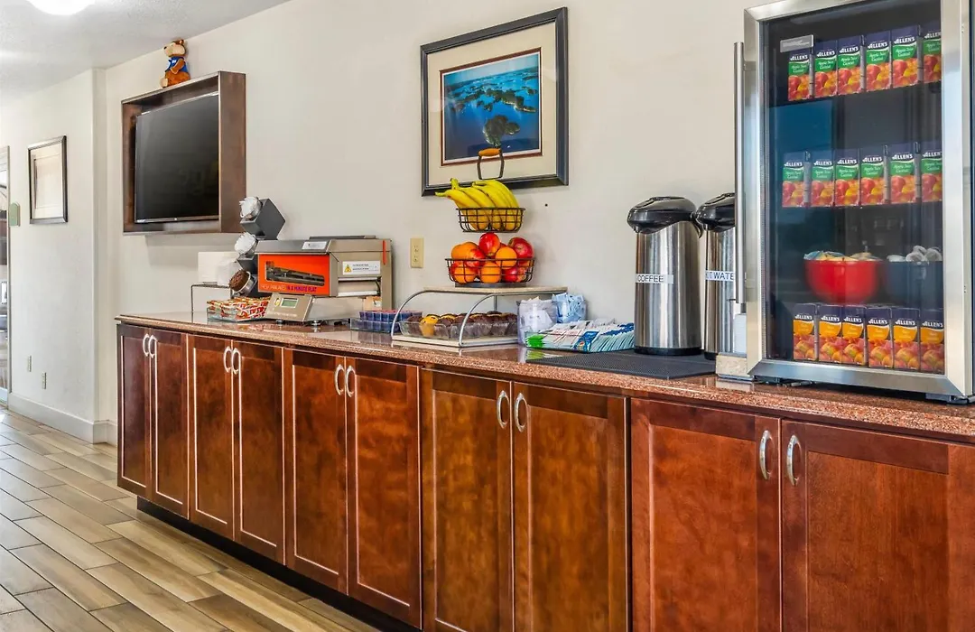 Travelodge By Wyndham Gananoque-1