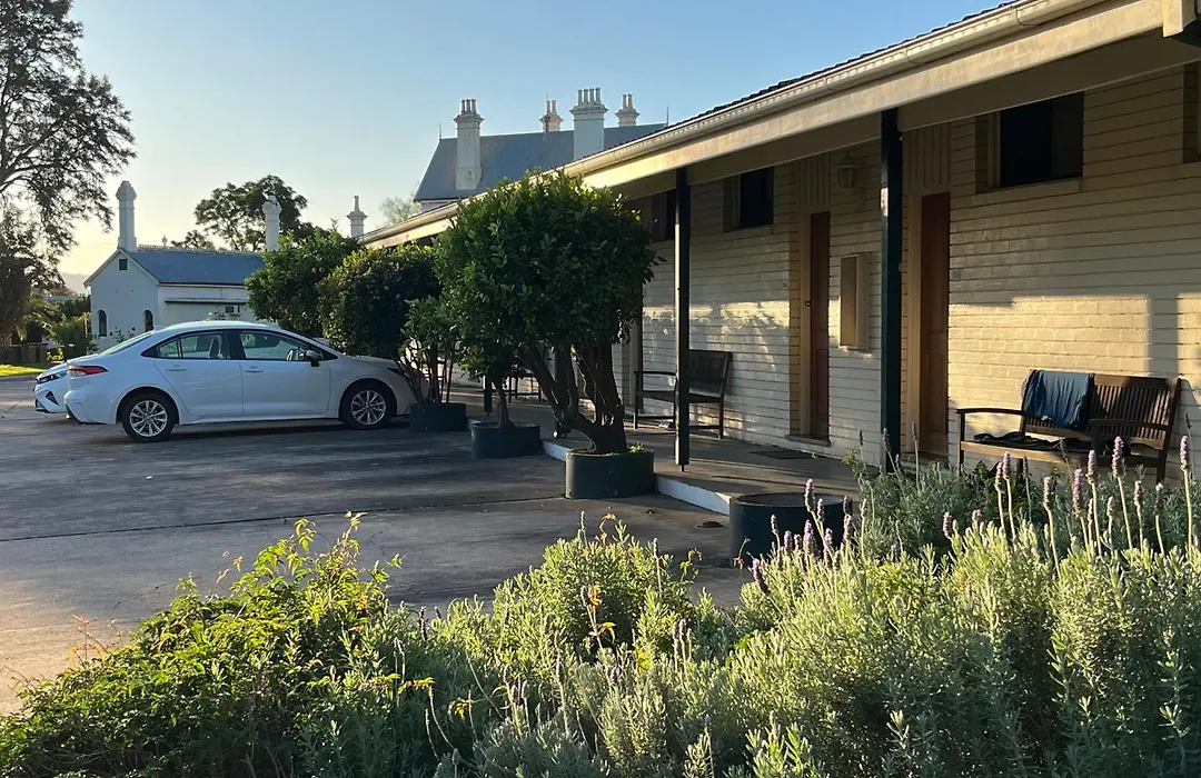 Airlie House Motor Inn-1