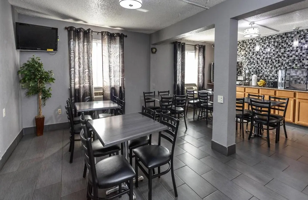 Travelodge By Wyndham Muskegon-1