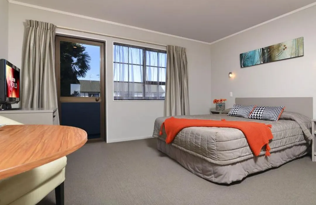 Knightsbridge Court Motor Lodge-1