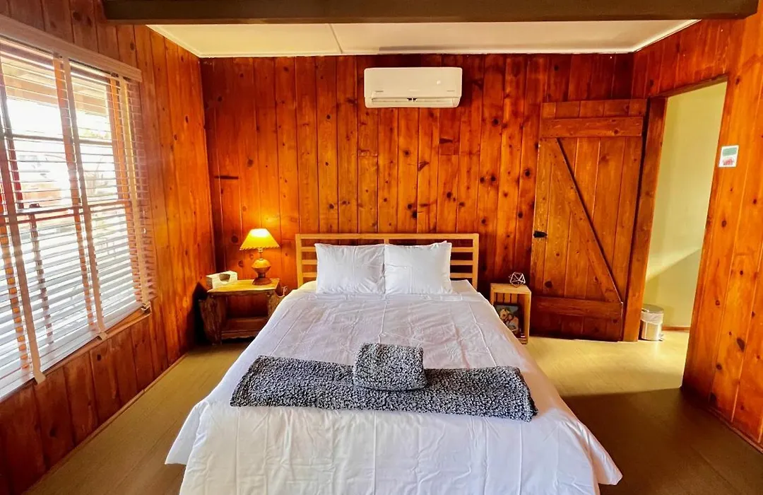 Room 5 - Downtown Joshua Tree Motel - Pet Friendly - Walk To Shops & Visitor Center, Minutes To Park Entrance-1
