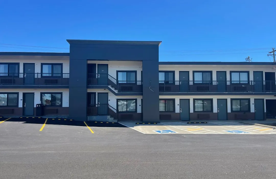 Seven Seas Inn & Suites-1