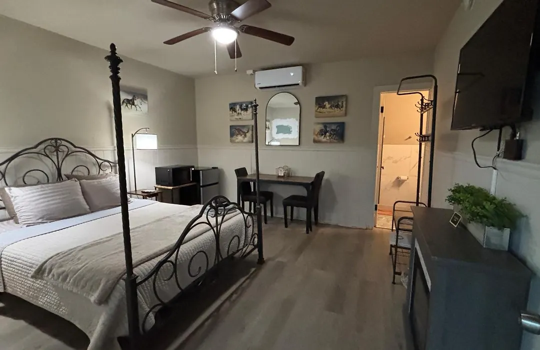 Shamrock Cove Inn-1
