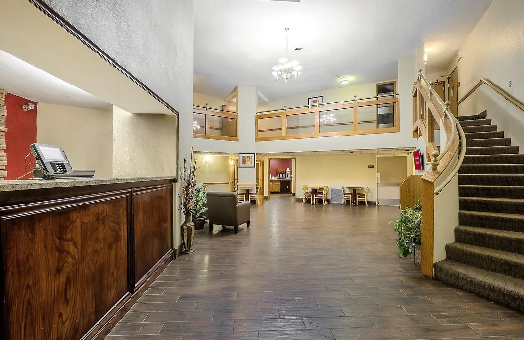 Red Roof Inn & Suites Hermitage-1