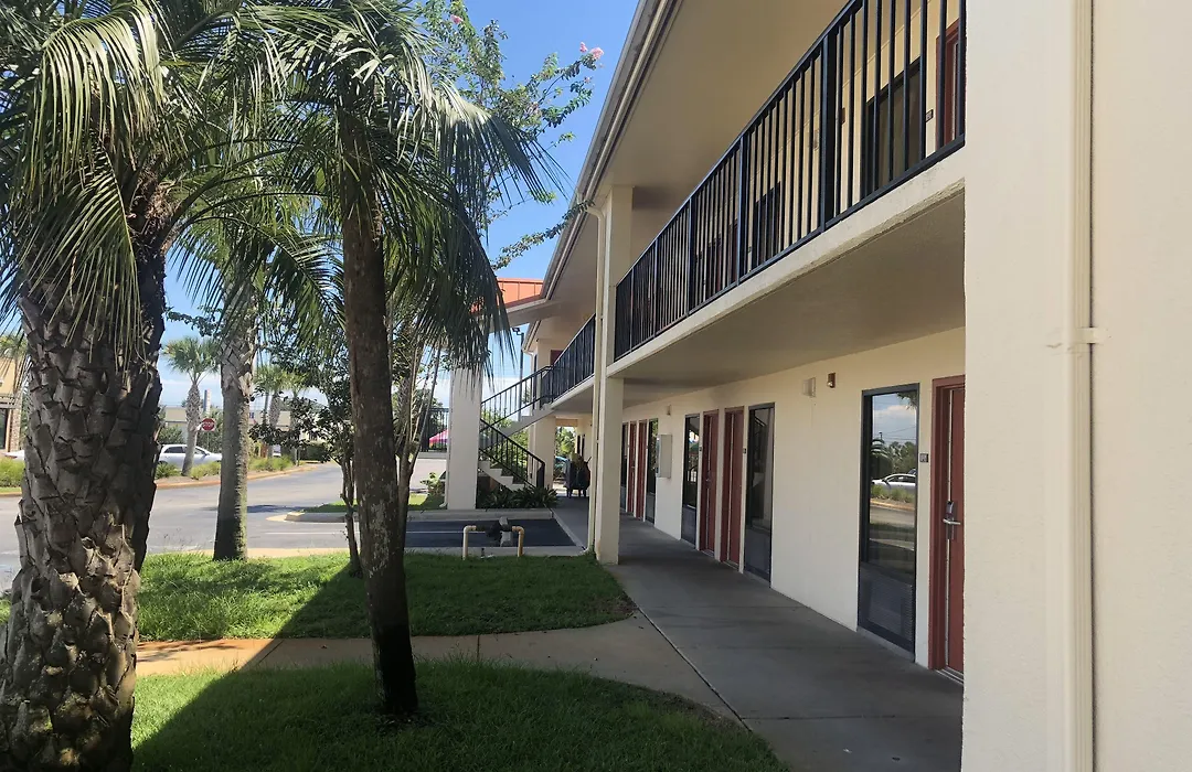 Days Inn & Suites By Wyndham Navarre - Near Beaches Hurlburt-1