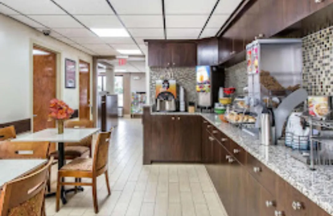 Econo Lodge Savannah Midtown-1