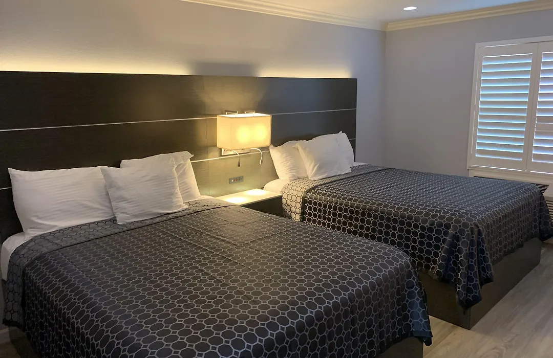 Mirage Inn & Suites-1