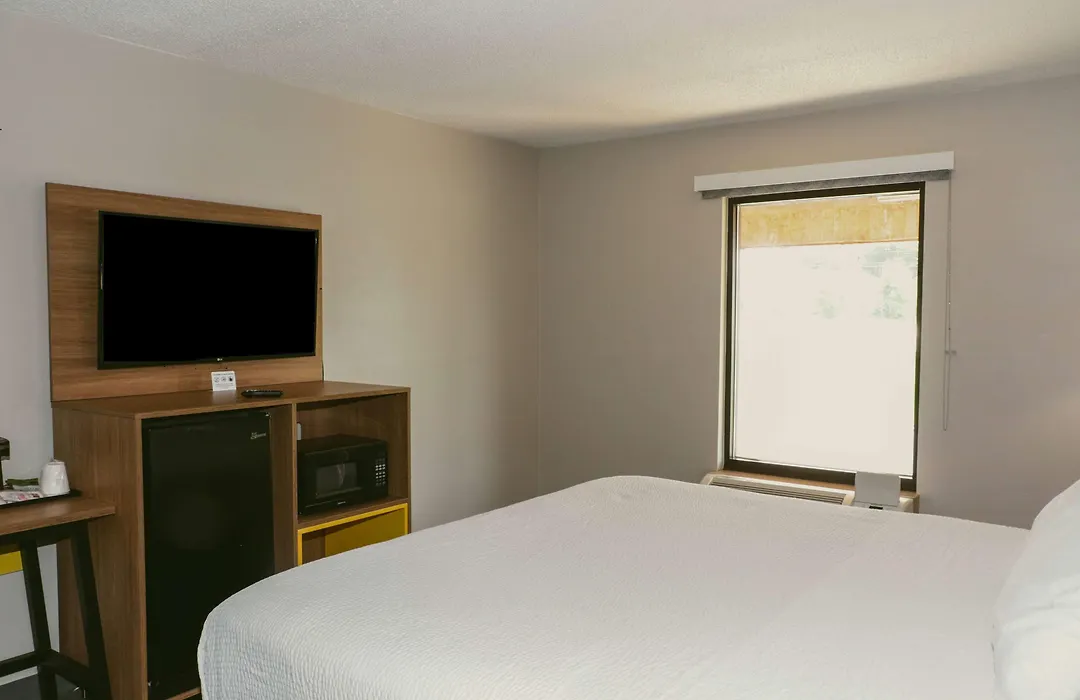 Days Inn By Wyndham Farmville-1