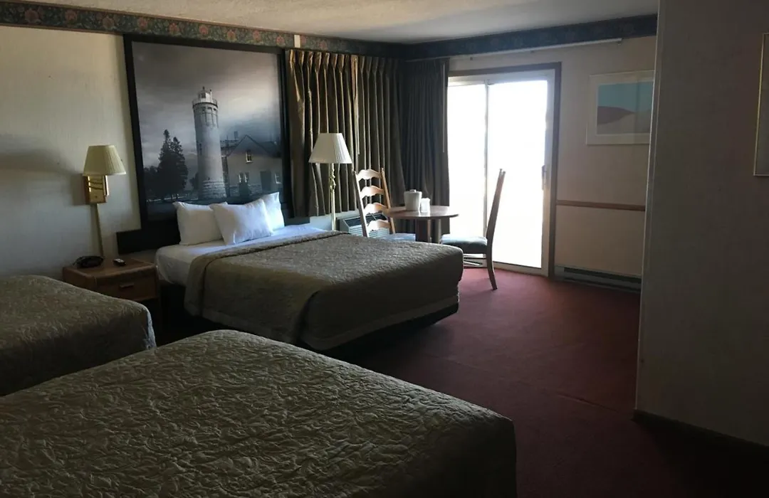 Super 8 Beachfront By Wyndham Mackinaw City, Mi-1