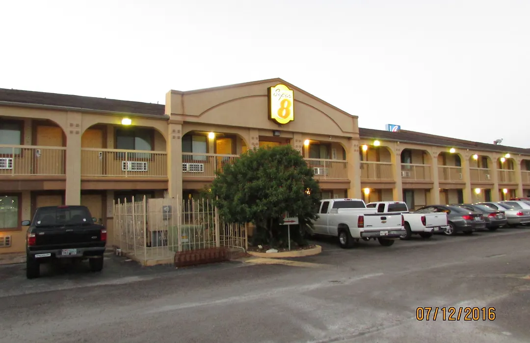 Super 8 By Wyndham Kingsville-1